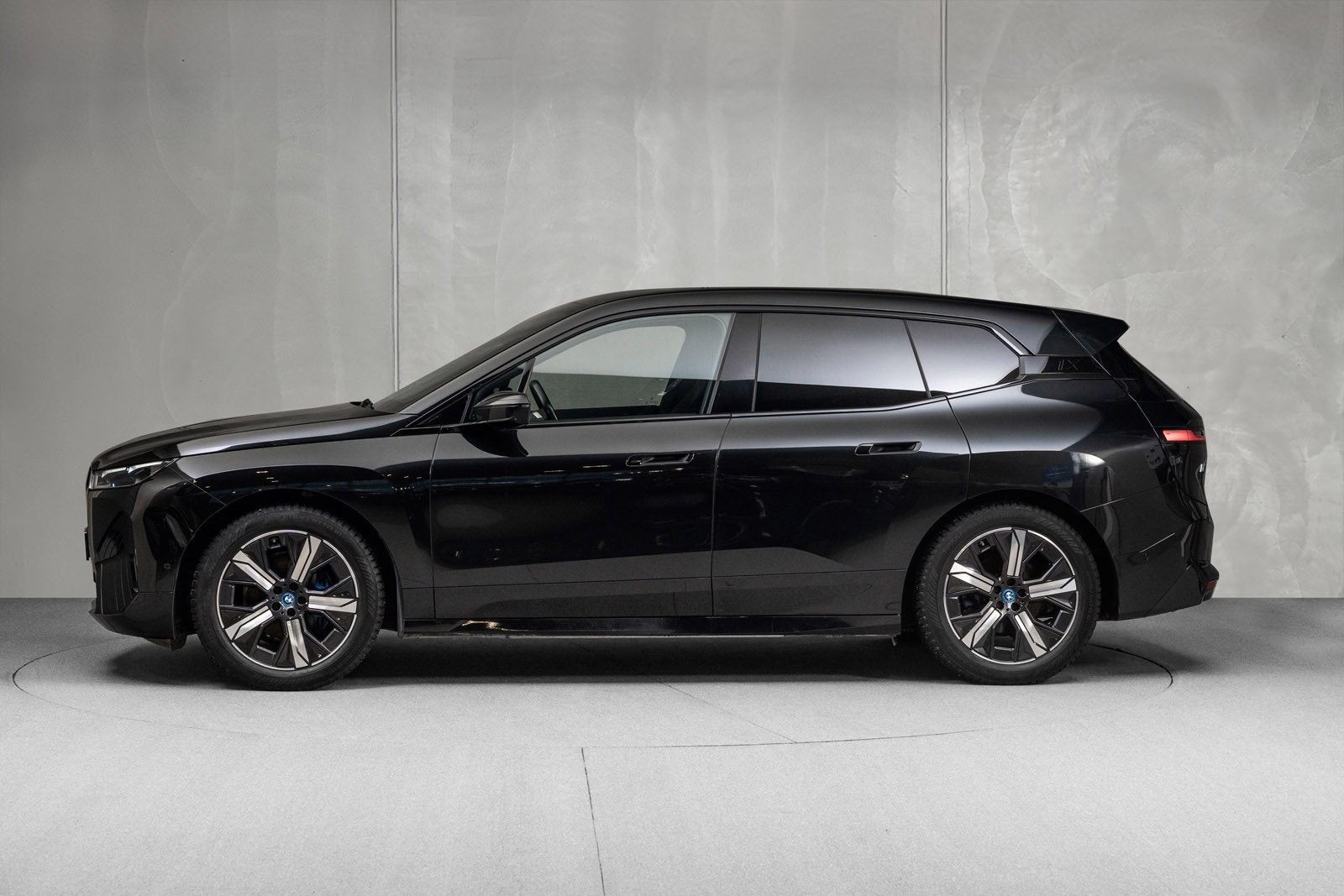 BMW iX xDrive50, 524hp, 2024