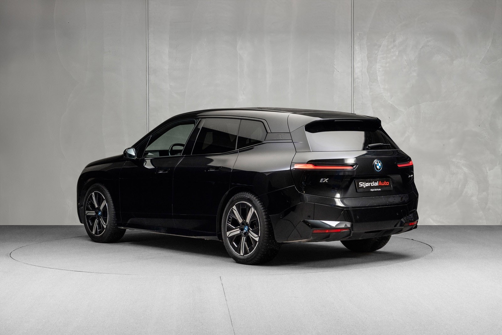 BMW iX xDrive50, 524hp, 2024