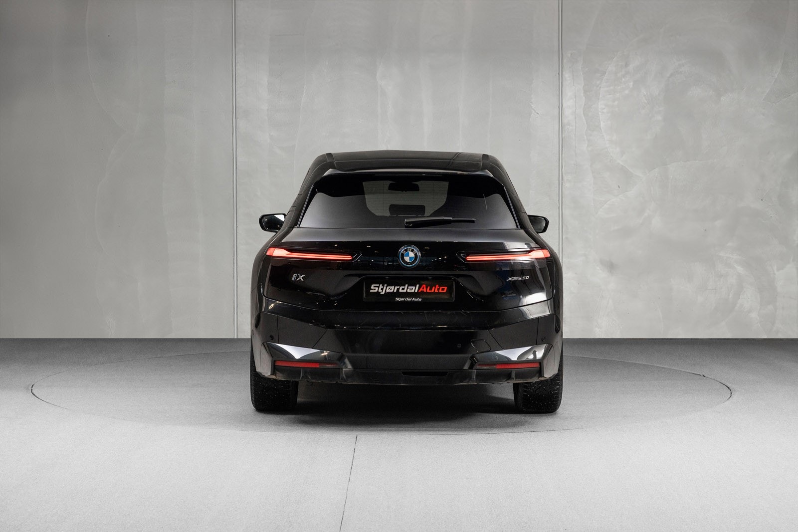 BMW iX xDrive50, 524hp, 2024