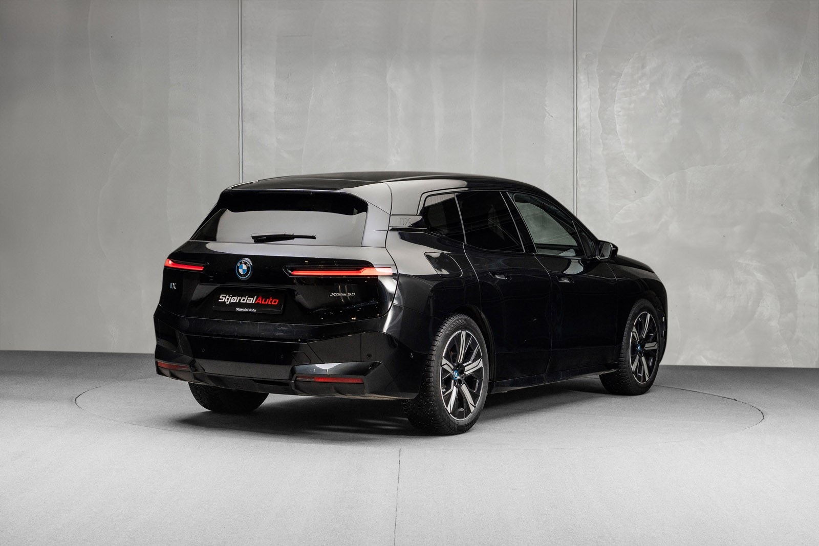 BMW iX xDrive50, 524hp, 2024
