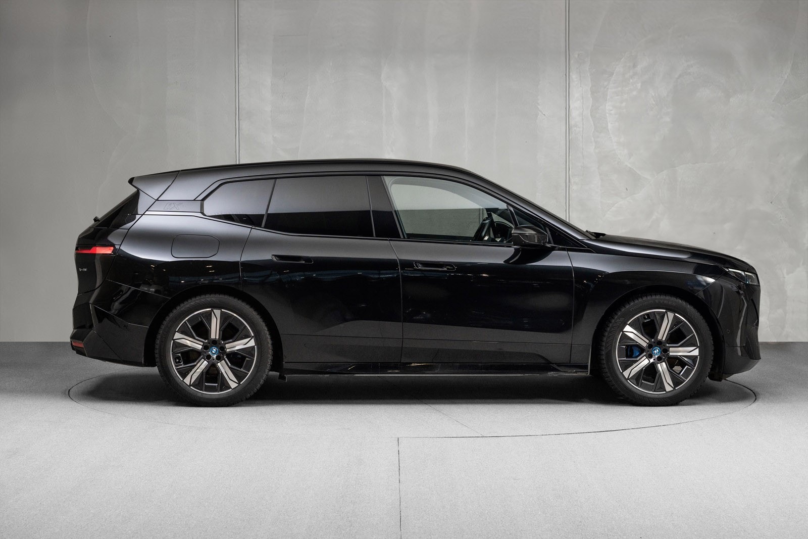 BMW iX xDrive50, 524hp, 2024