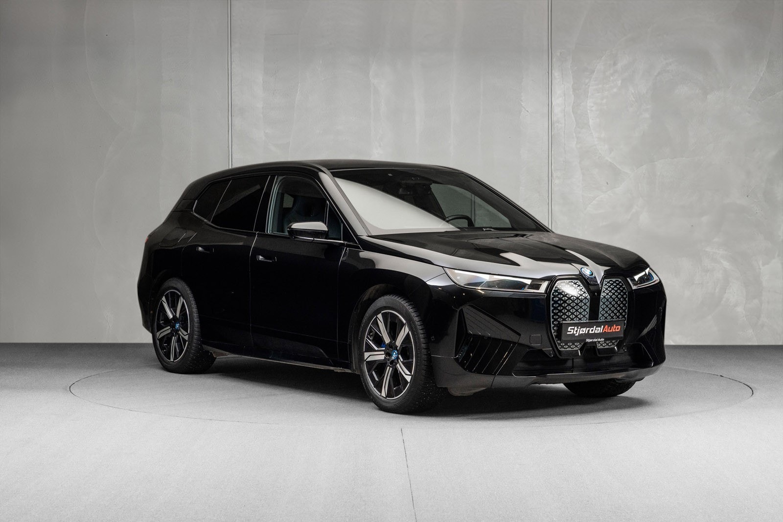 BMW iX xDrive50, 524hp, 2024