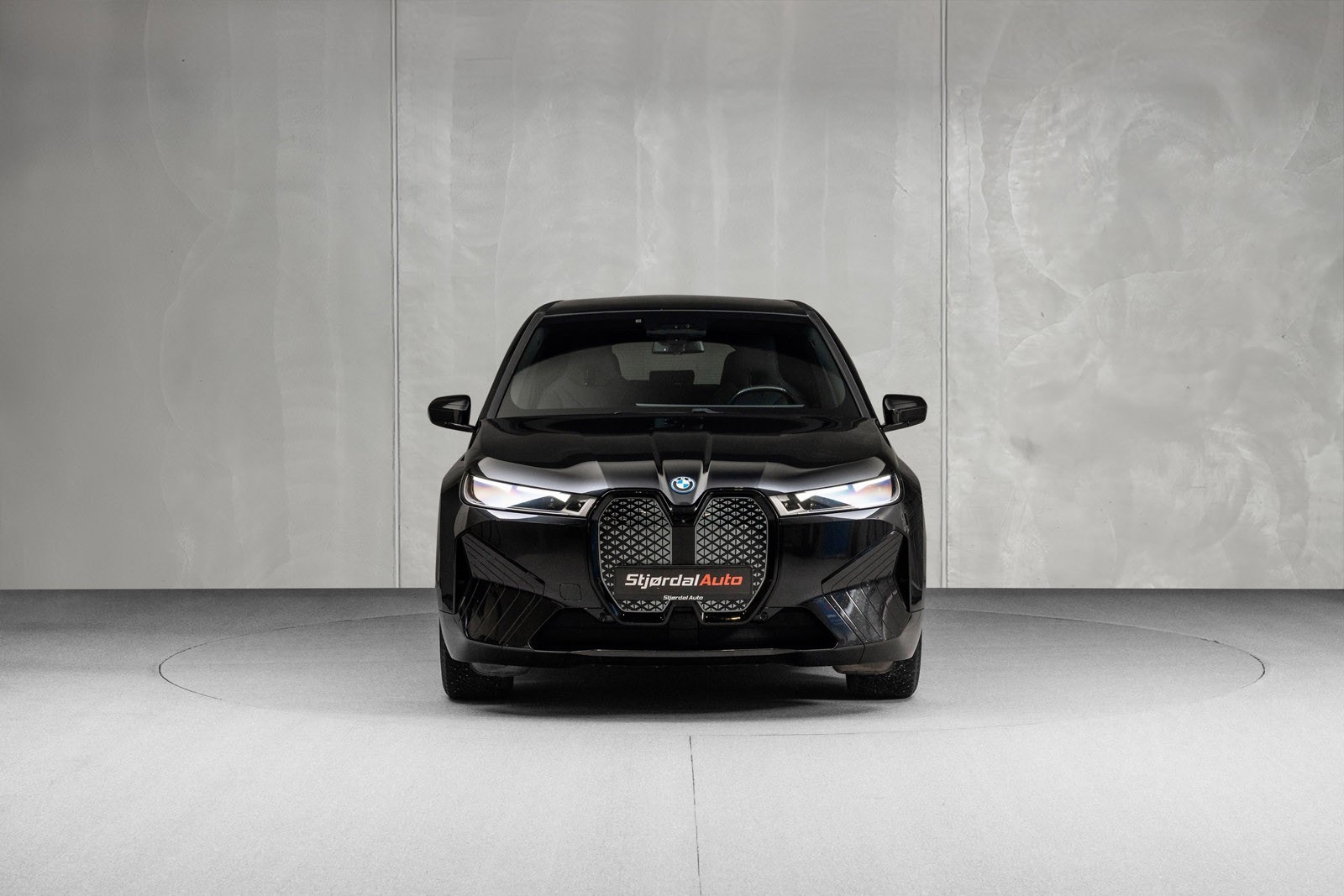 BMW iX xDrive50, 524hp, 2024