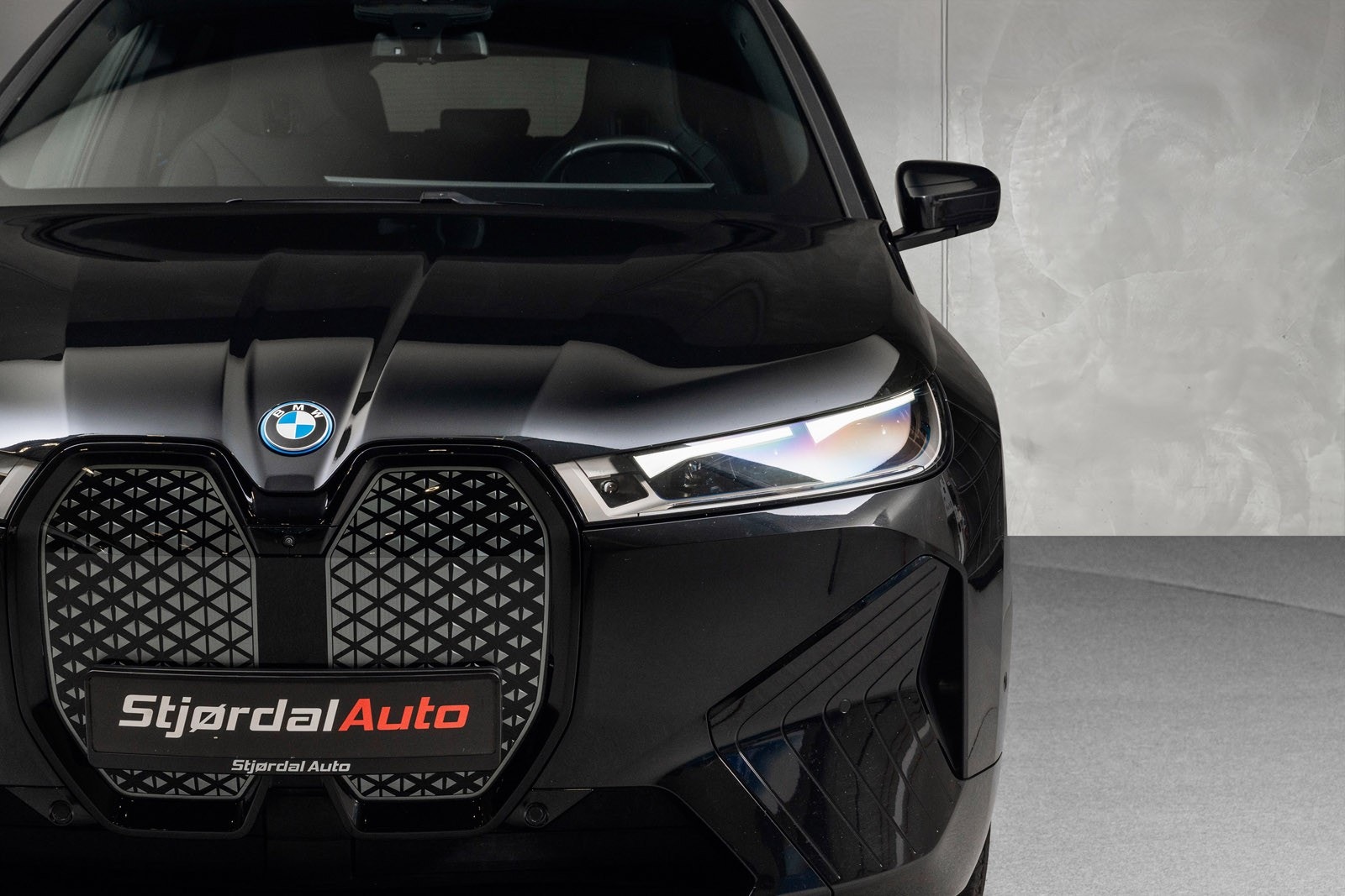 BMW iX xDrive50, 524hp, 2024