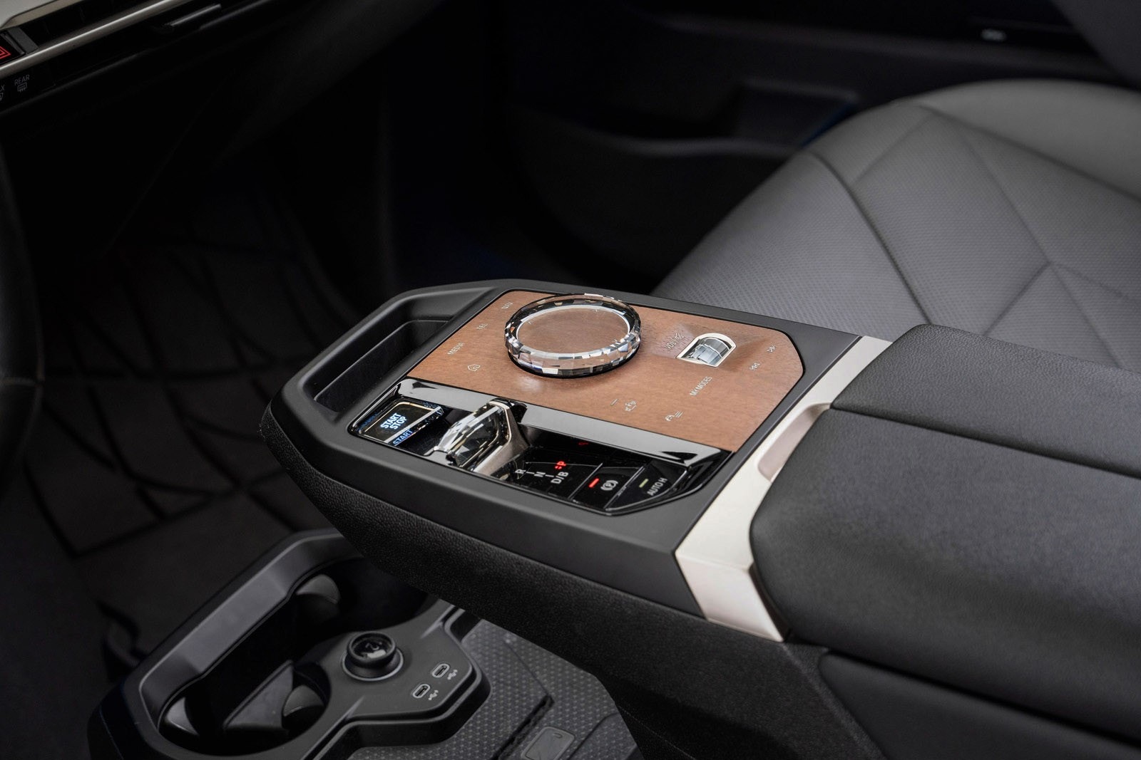 BMW iX xDrive50, 524hp, 2024