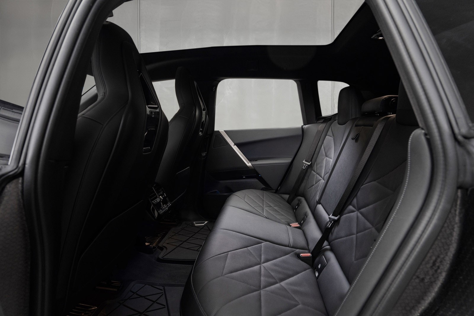 BMW iX xDrive50, 524hp, 2024