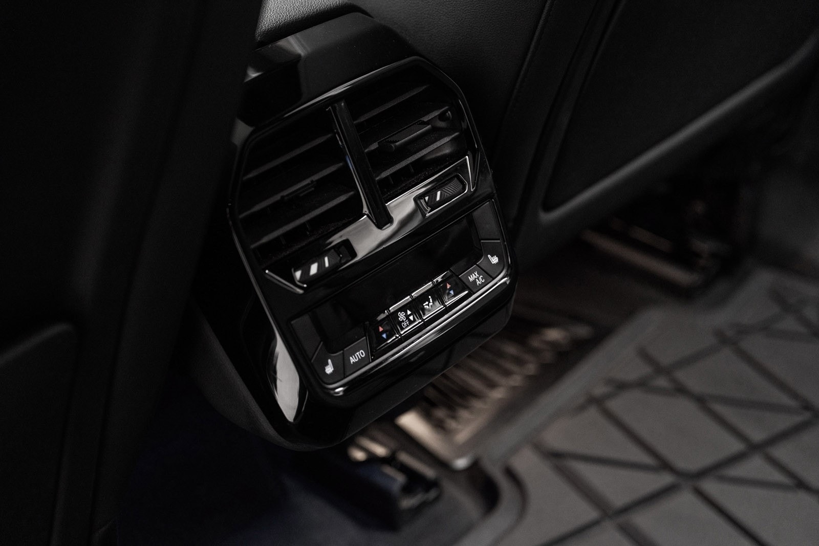 BMW iX xDrive50, 524hp, 2024