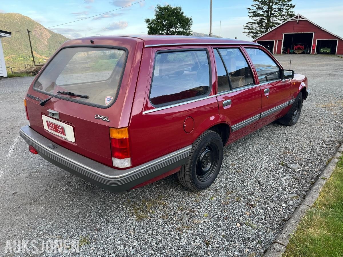 Opel Rekord 5-door Caravan 2.0 S Manual, 101hp, 1986
