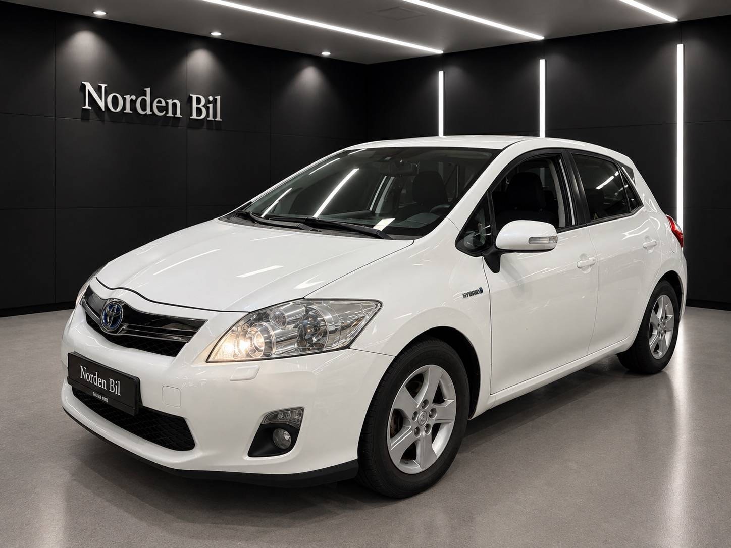 Toyota Auris Hybrid e-CVT, 136hp, 2012