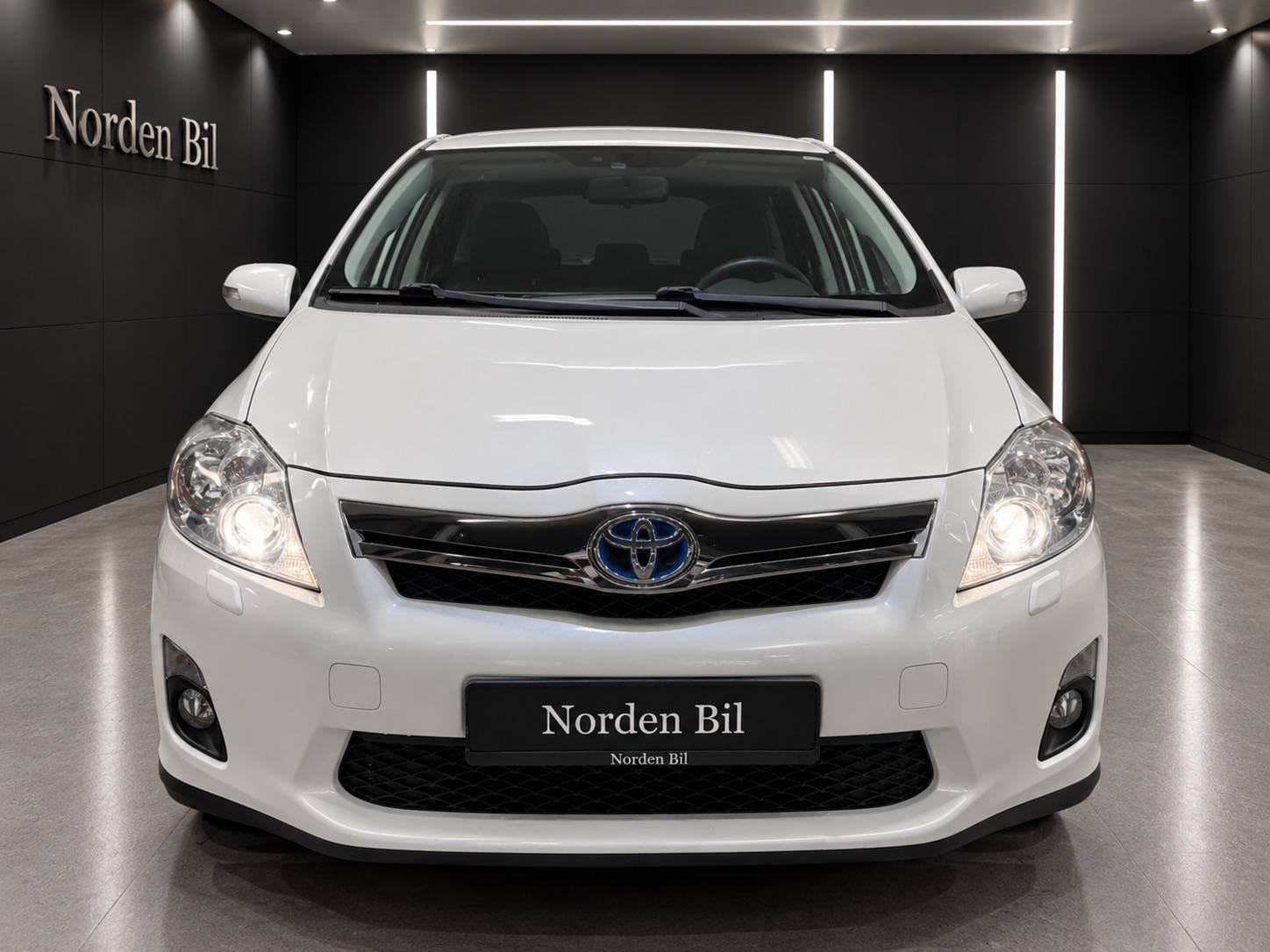 Toyota Auris Hybrid e-CVT, 136hp, 2012