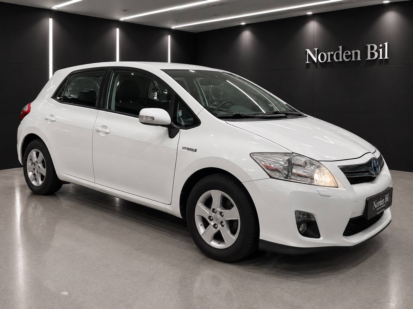 Toyota Auris Hybrid e-CVT, 136hp, 2012