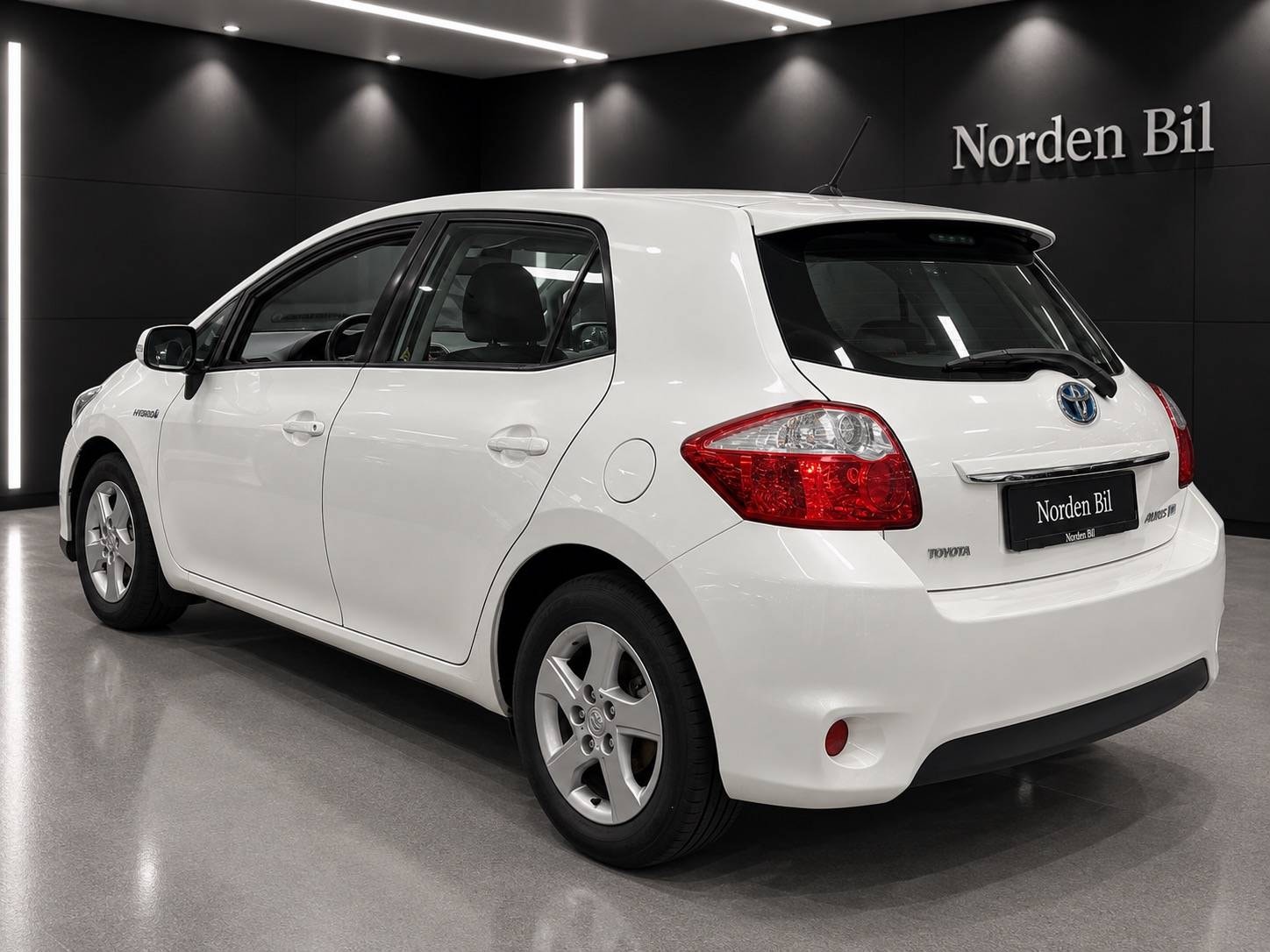 Toyota Auris Hybrid e-CVT, 136hp, 2012