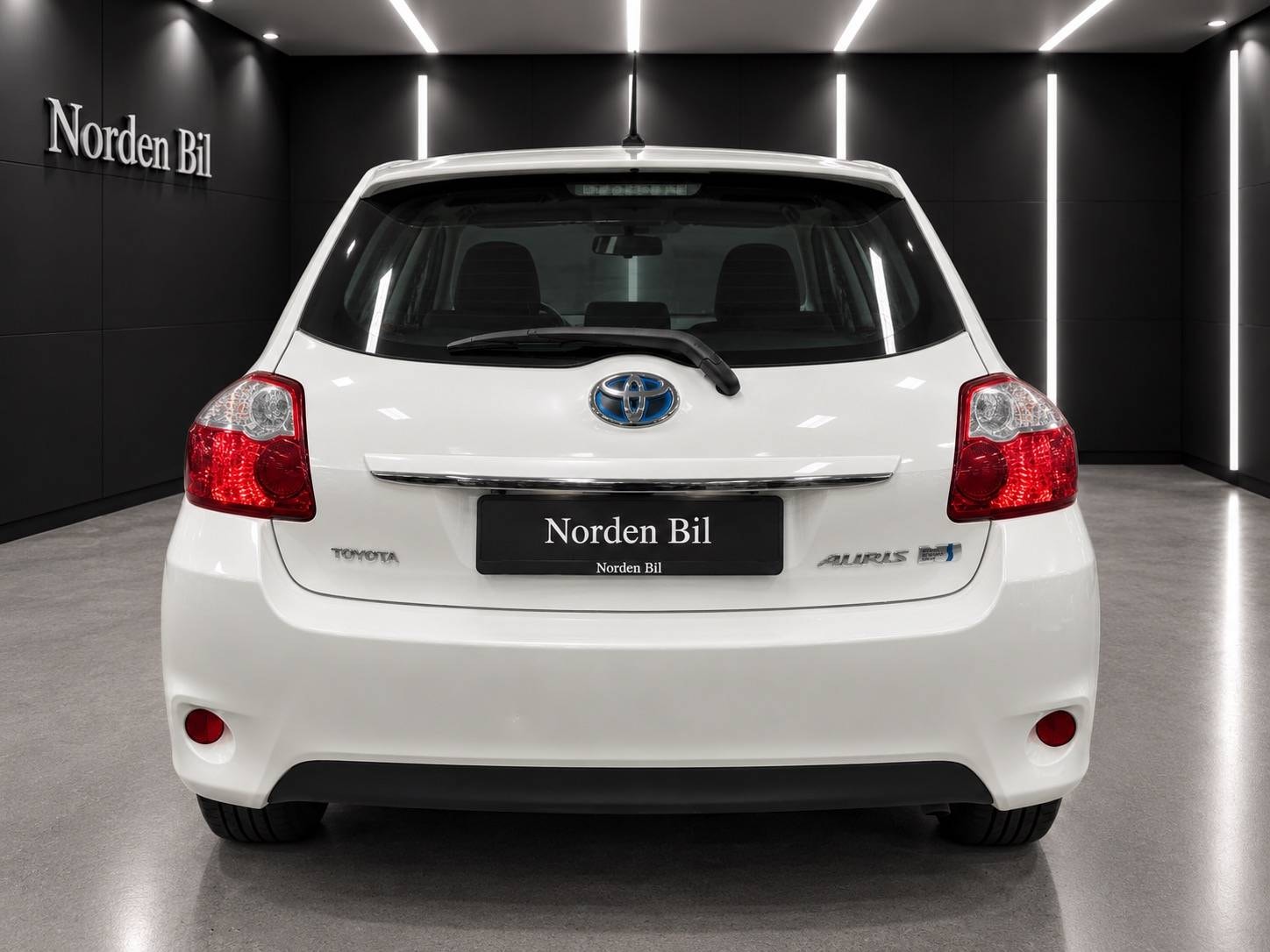 Toyota Auris Hybrid e-CVT, 136hp, 2012