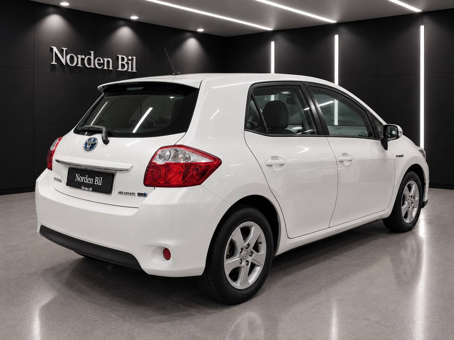 Toyota Auris Hybrid e-CVT, 136hp, 2012