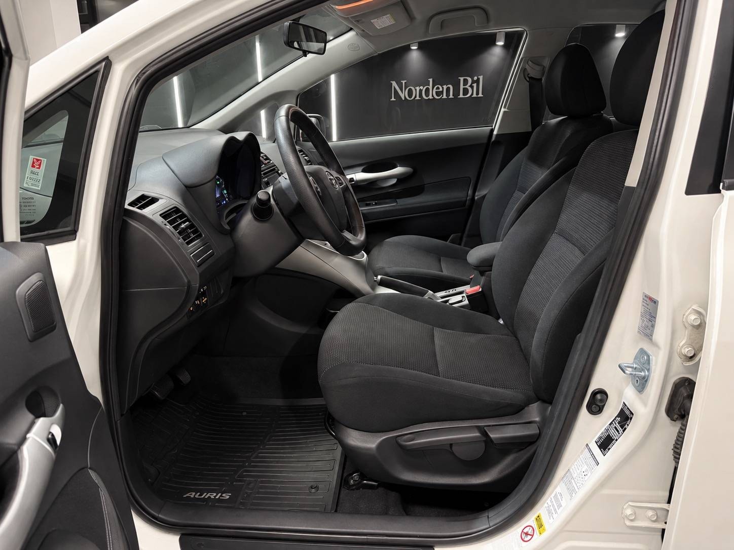 Toyota Auris Hybrid e-CVT, 136hp, 2012