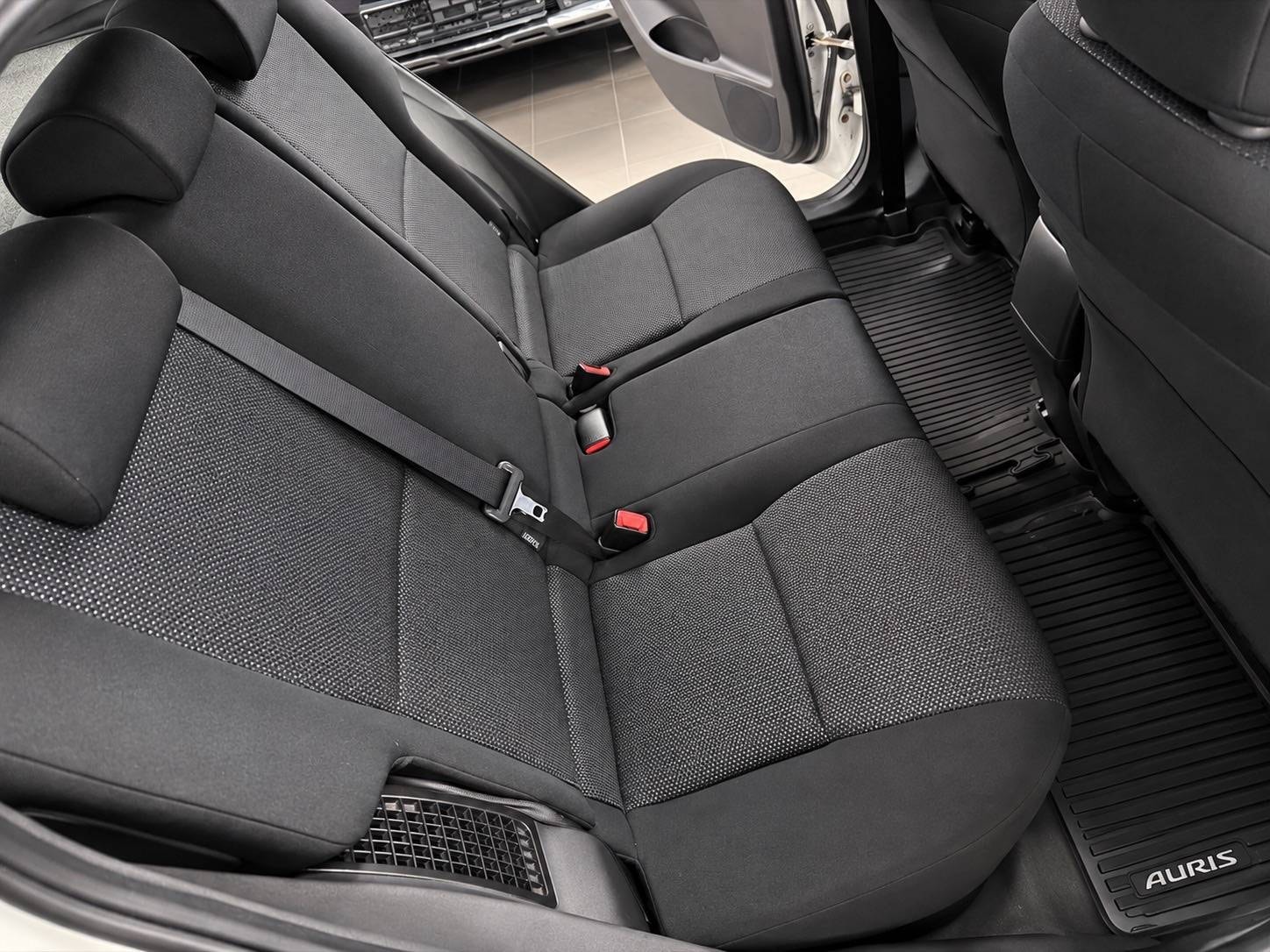 Toyota Auris Hybrid e-CVT, 136hp, 2012
