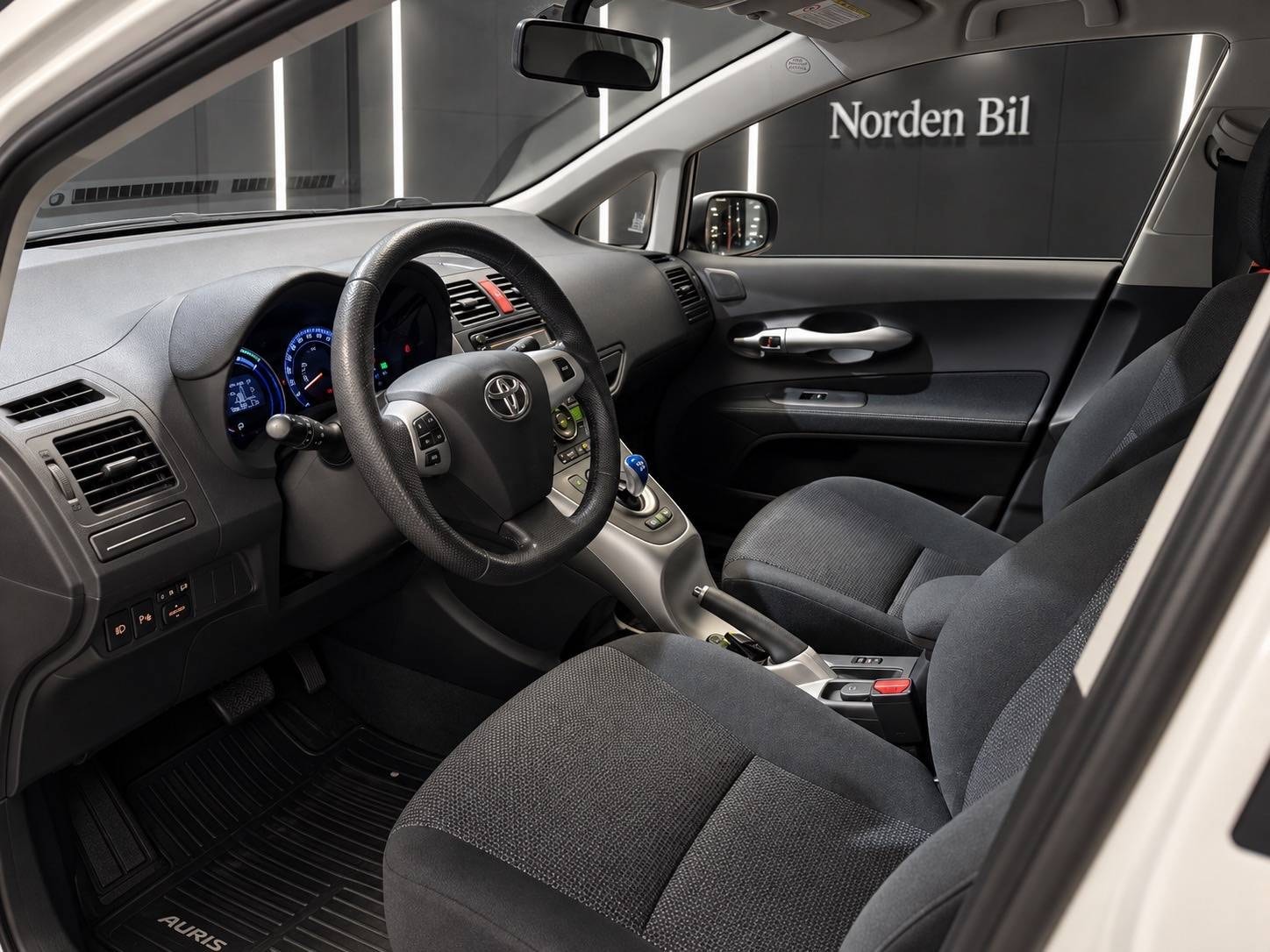 Toyota Auris Hybrid e-CVT, 136hp, 2012
