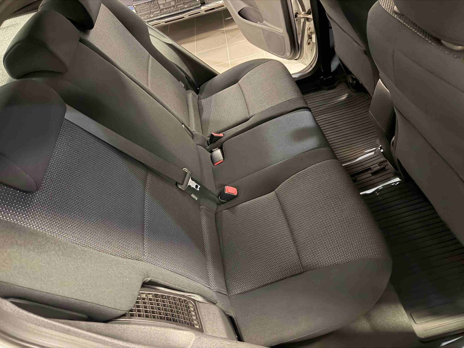 Toyota Auris Hybrid e-CVT, 136hp, 2012