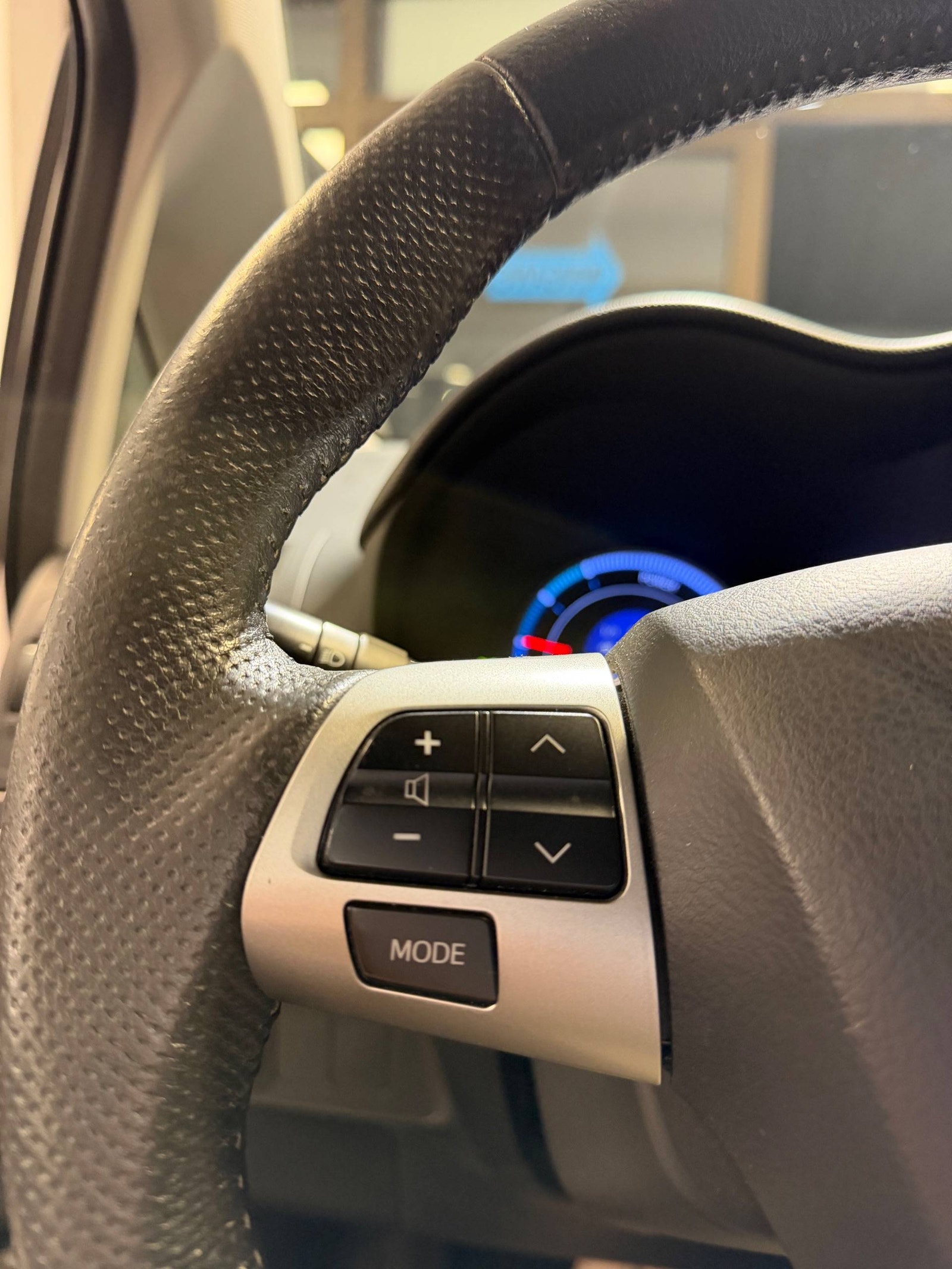 Toyota Auris Hybrid e-CVT, 136hp, 2012