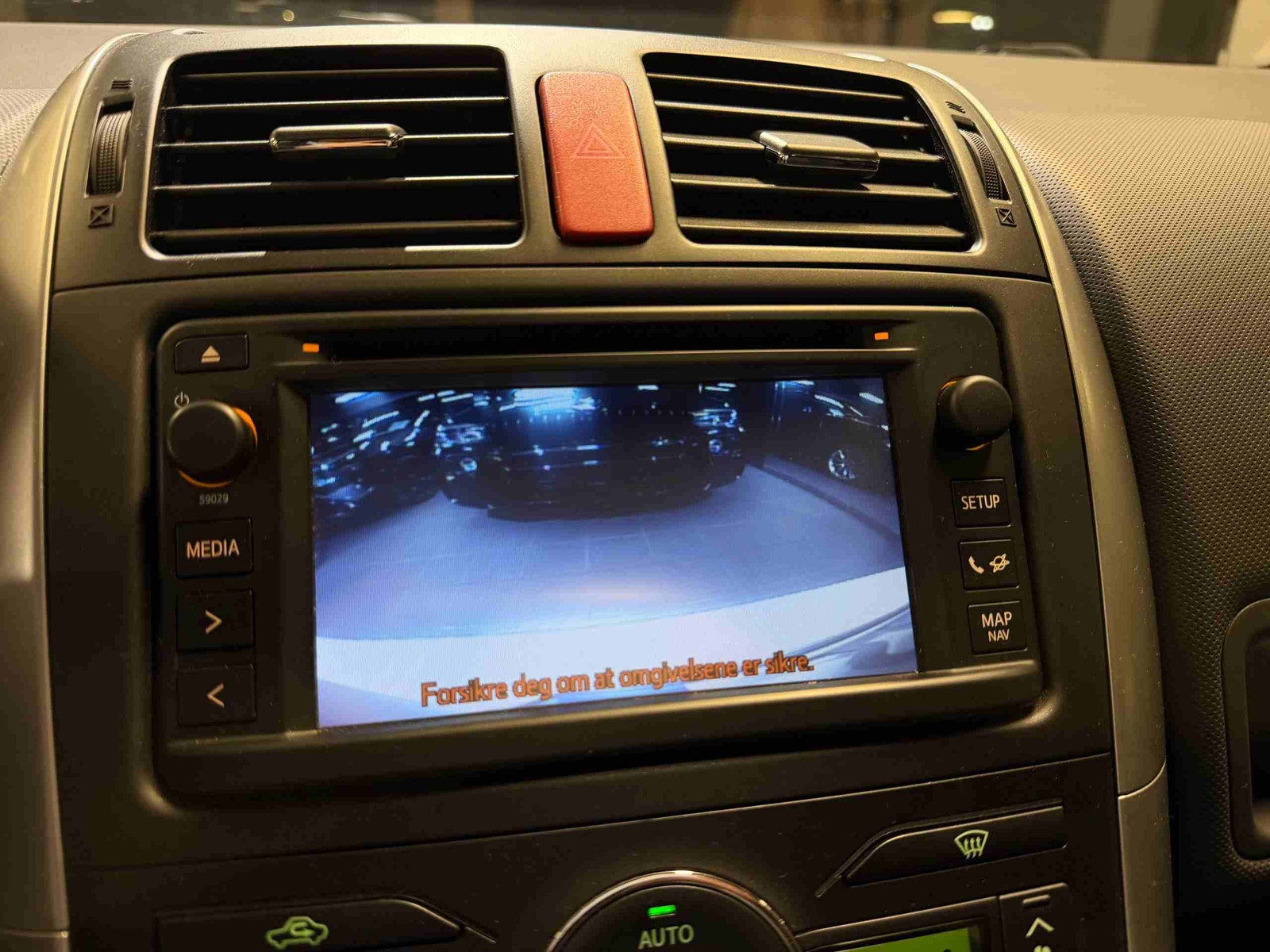Toyota Auris Hybrid e-CVT, 136hp, 2012