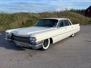 Cadillac Sedan de Ville 6-window