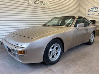 Porsche 944