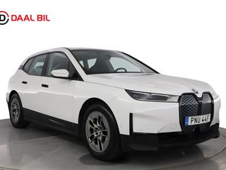 BMW iX xDRIVE40 326HK 76,6kWh DRAGKROK VÄRMARE NAVI B-KAM MOMS – DAAL Bil