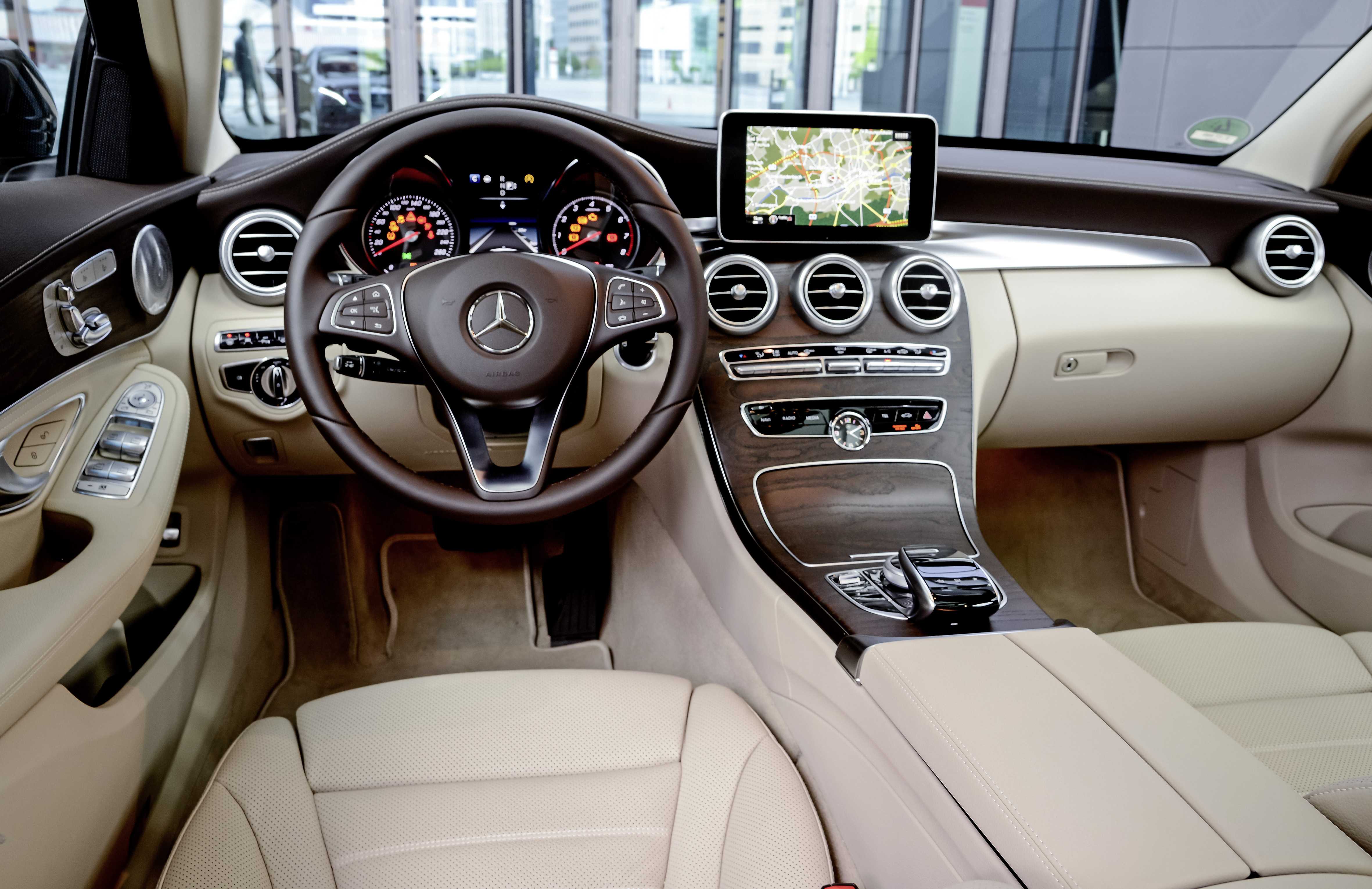 Mercedes C200 2015 giá ngang VinFast Lux A20 bản tiêu chuẩn